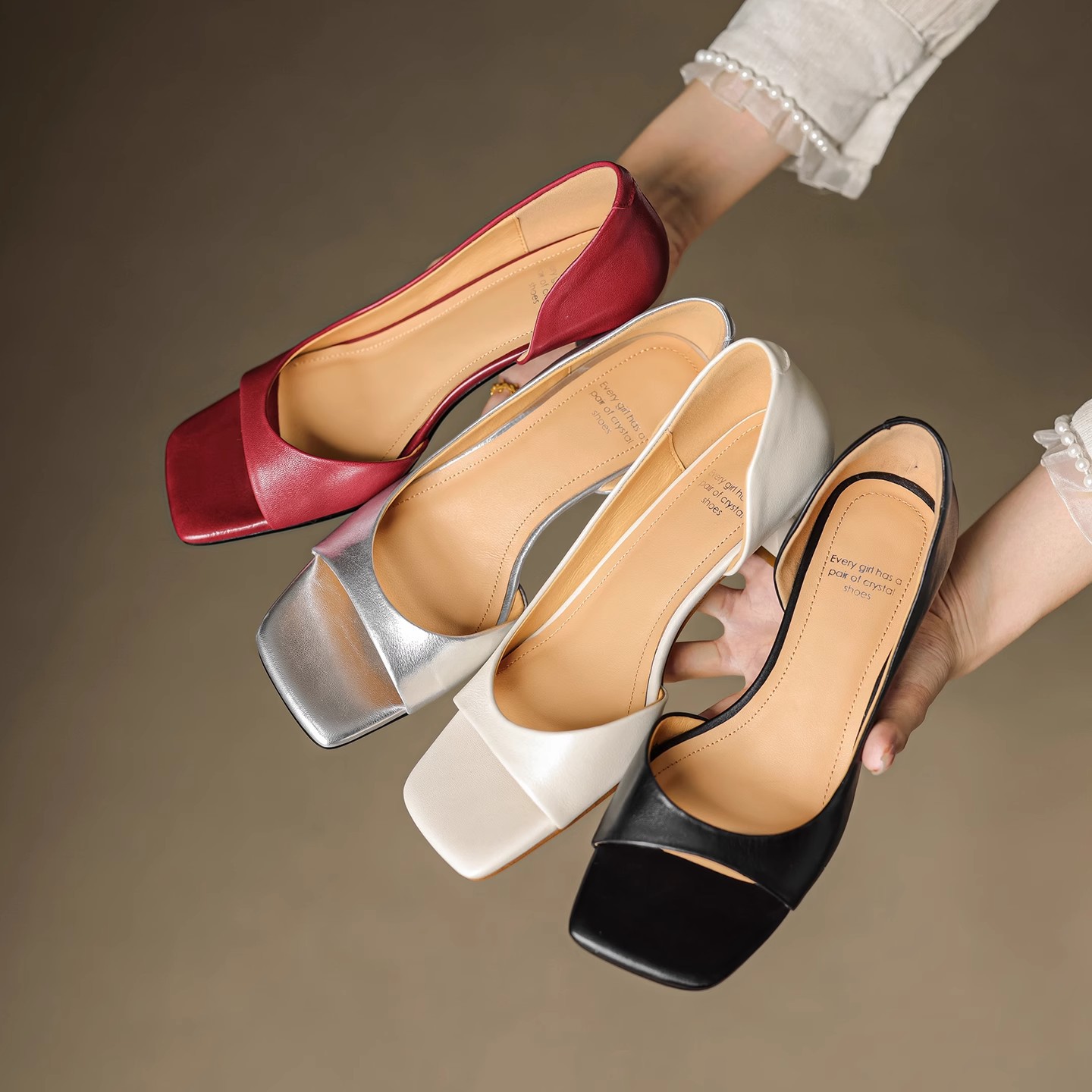 Wide Fit Heels - シングルストラップとサイドクリアランスを備えた女性用のミニマルデザインのオープントゥハイヒールサンダル、ファッショナブルなスリムヒール