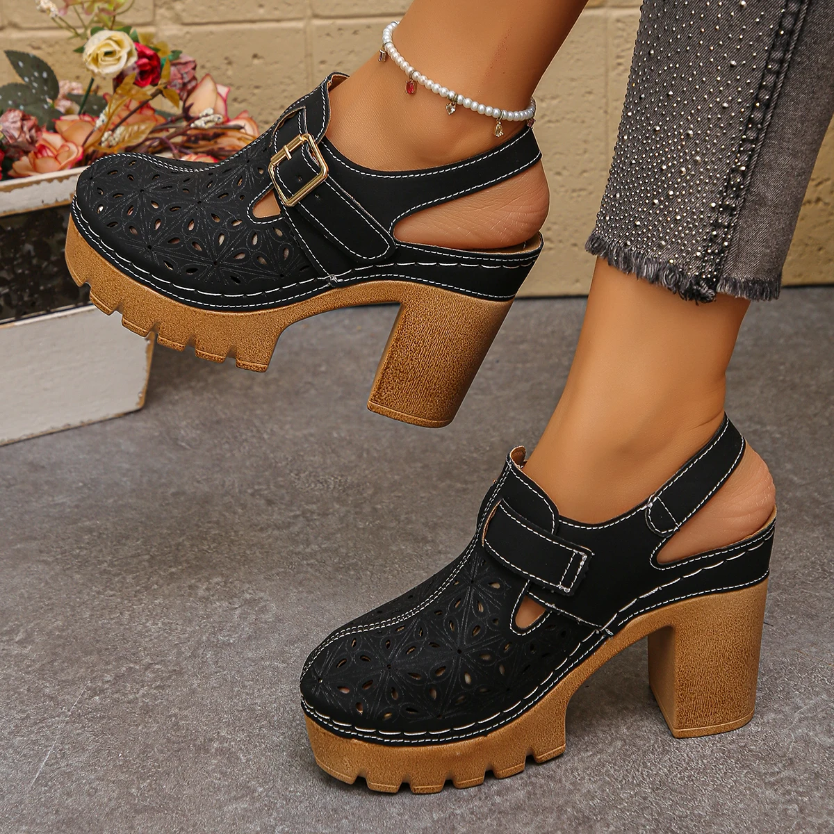 Women Shoes Model - 大きいサイズの女性の厚いヒールサンダル夏の新しいローマスタイルのポリウレタンレザー中空通気性つま先キャップサンダル女性用