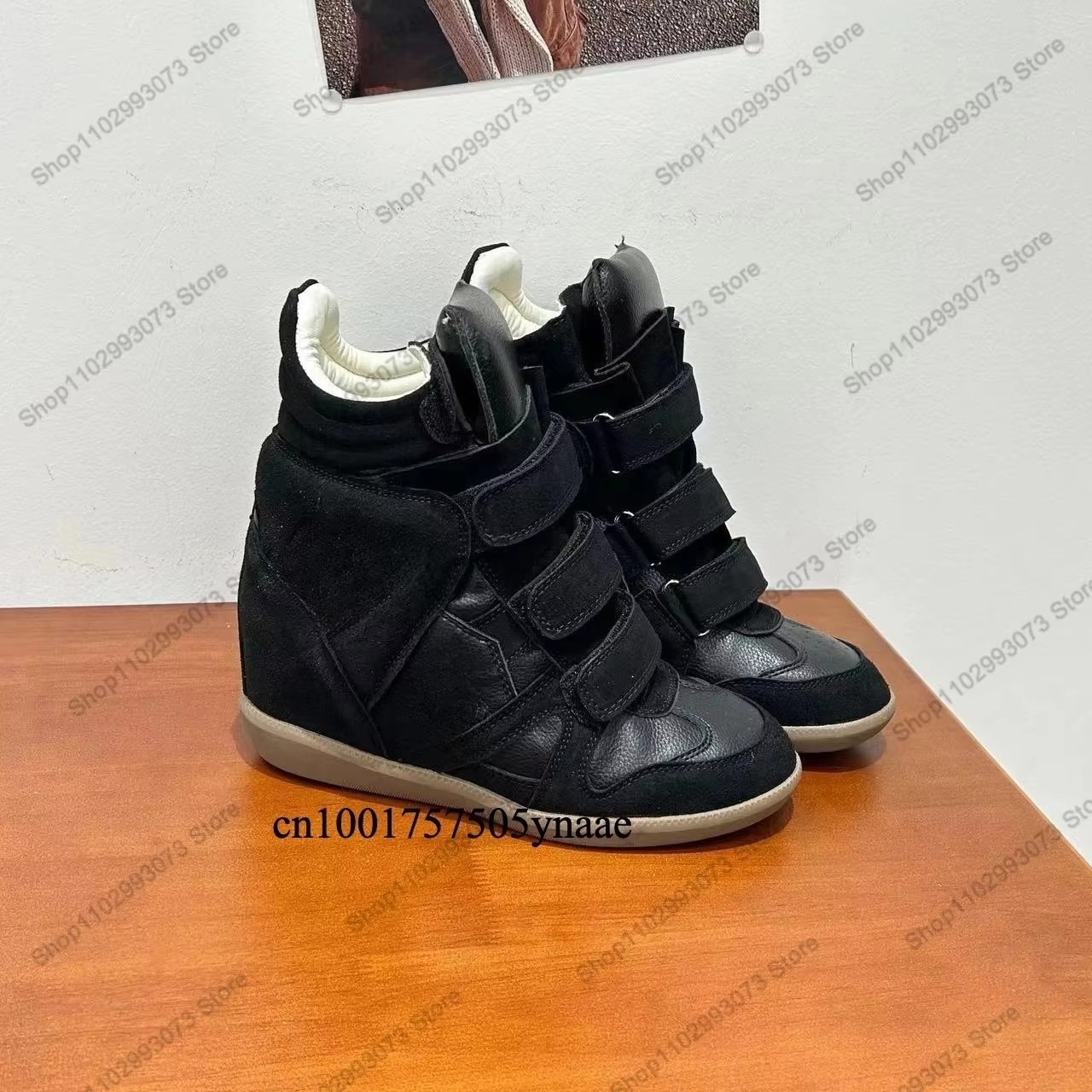 Suede Ankle Boot - 女性用隠しウェッジヒールハイカットスニーカー、スエードレザーのスプライシング、ベルクロストラップ留め、インナーハイトアップ機能付きアンクルブーツ、軽量で快適なカジュアルファッションシューズ、ストリートショッピング、デート、パーティー、日常、アウトドアウォーキング、外出用