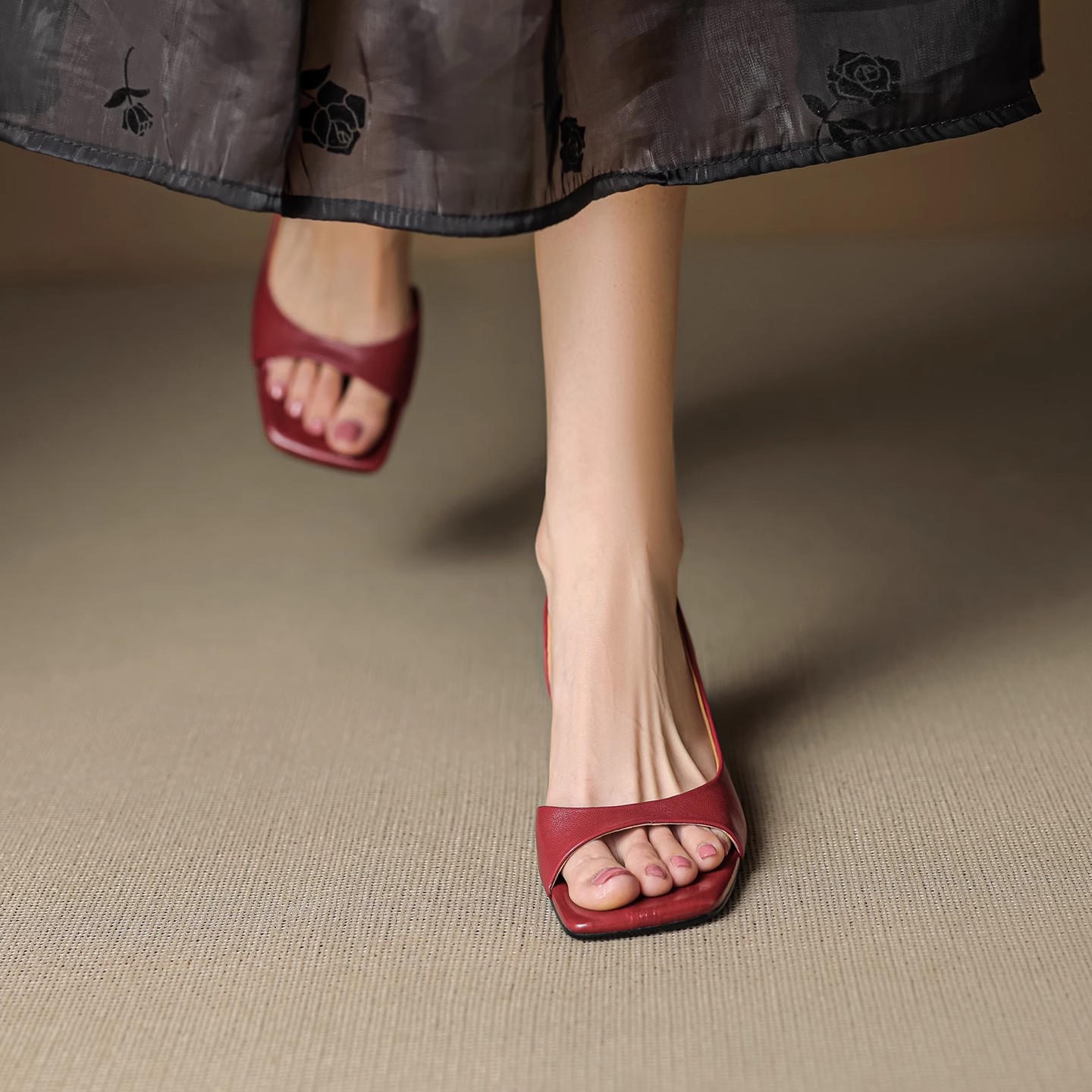 シングルストラップとサイドクリアランスを備えた女性用のミニマ - Wide Fit Heels のレビューと価格