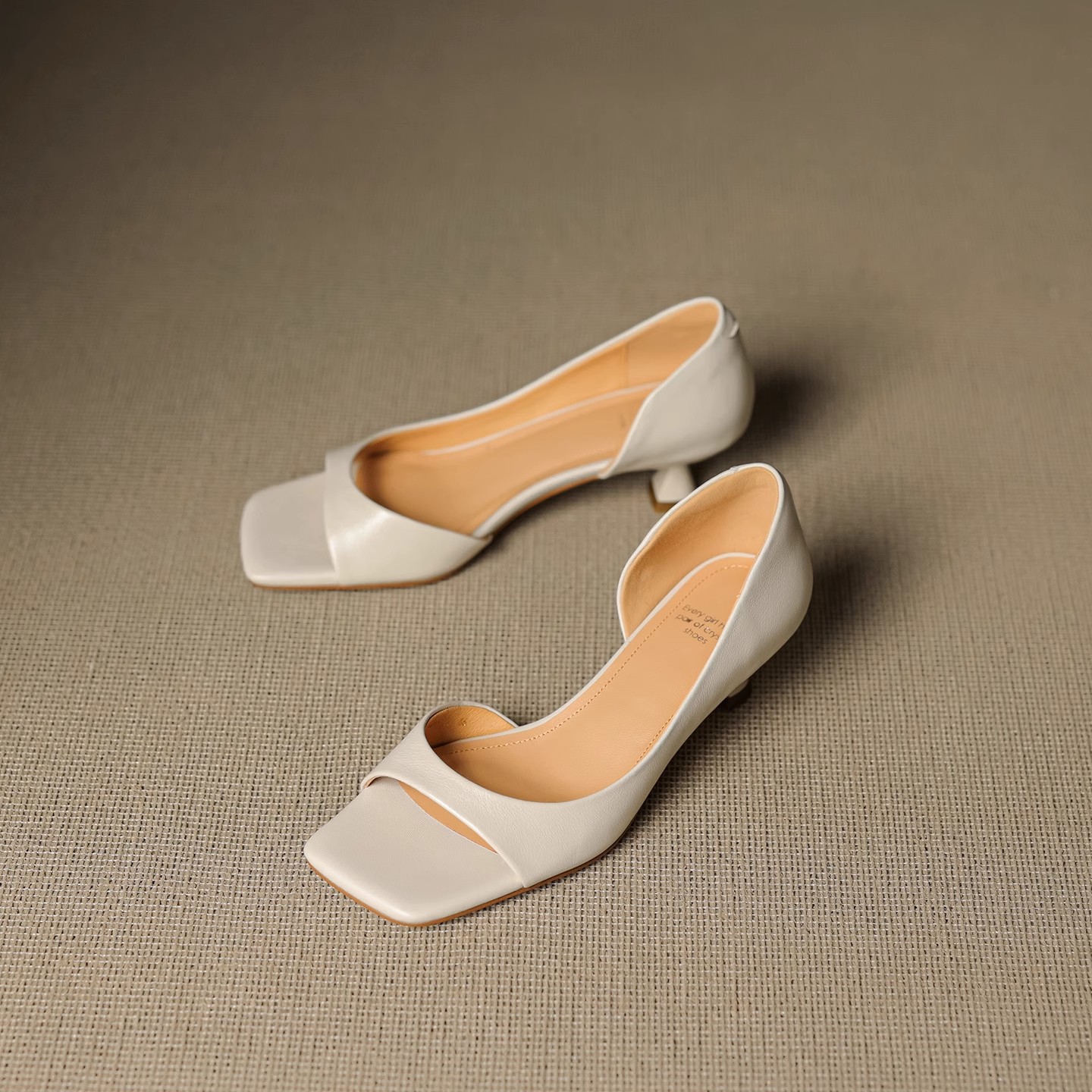 シングルストラップとサイドクリアランスを備えた女性用のミニマ - Wide Fit Heels のレビューと価格